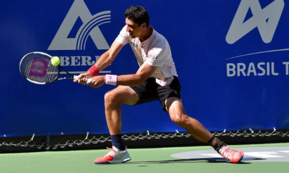 A chance de uma final brasileira no Challenger de Cary, nos Estados Unidos, acabou nesta quinta-feira. Em jogos pelas oitavas de final, Thomaz Bellucci passou pelo russo Teymuraz Gabashvili em sets diretos, parciais de 6/3 e 7/6, com 9-7 no tié-break. Em seguida, Thiago Monteiro entrou em quadra e foi superado, de virada, pelo dinamarquês Mikael Torpegaard, séries de 4/6, 6/3 e 6/4