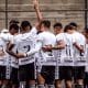 A décima rodada do Campeonato Brasileiro Sub-20 terá o encontro entre Botafogo e Santos, no estádio CEFAT, em Niteroi. O duelo entre Glorioso e Peixe está marcado para está quarta-feira (4), às 15h, no Rio de Janeiro. A partida reúne clubes em situações semelhantes na competição, já que ambos estão na parte debaixo da tabela. Com 11 pontos, o Fogão está na 14ª posição. E o Alvinegro Praiano é o 18º, com oito
