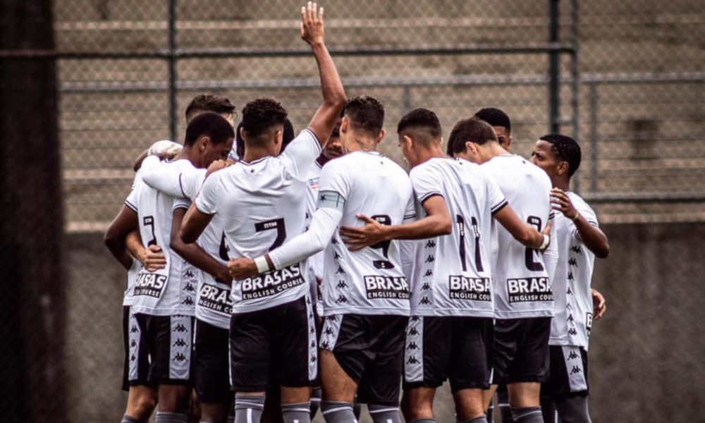A décima rodada do Campeonato Brasileiro Sub-20 terá o encontro entre Botafogo e Santos, no estádio CEFAT, em Niteroi. O duelo entre Glorioso e Peixe está marcado para está quarta-feira (4), às 15h, no Rio de Janeiro. A partida reúne clubes em situações semelhantes na competição, já que ambos estão na parte debaixo da tabela. Com 11 pontos, o Fogão está na 14ª posição. E o Alvinegro Praiano é o 18º, com oito
