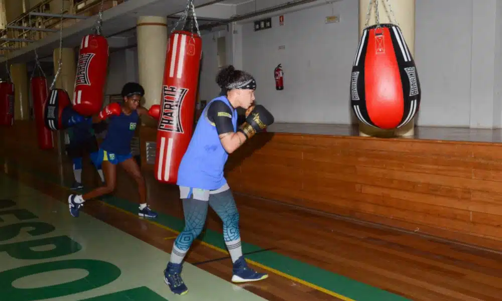 A seleção brasileira de boxe está em Portugal para seu segundo período de treinos em Rio Maior. A modalidade está participando do programa Missão Europa, criado pelo COB (Comitê Olímpicos do Brasil) para contribuir com a volta dos atletas aos treinos visando os Jogos Olímpicos de Tóquio, em 2021. Além de Bia Ferreira, campeã mundial e líder do ranking na categoria até 60 kg, a equipe conta com 14 boxeadores