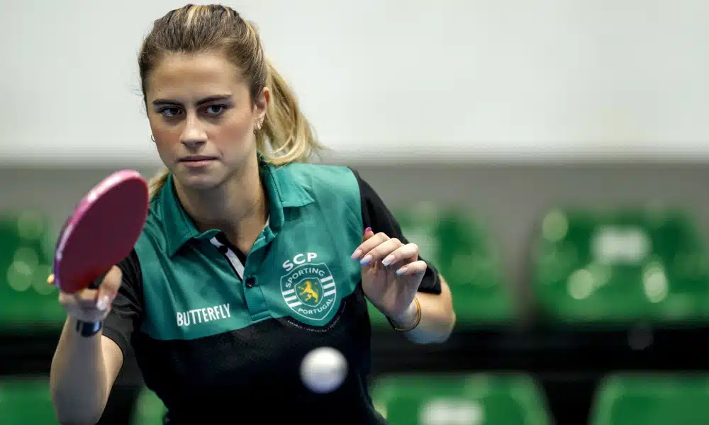 As duas vitórias conquistadas pela brasileira Bruna Takahashi não foram suficientes para que o Sporting vencesse na estreia do Campeonato Português de tênis de mesa. Neste domingo (15), as Leoas enfrentaram, fora de casa, o CTM Mirandela e foram superada por 3 a 2, na quarta rodada da competição. As donas da casa ganharam seus quatro confrontos e lideram com 15 pontos