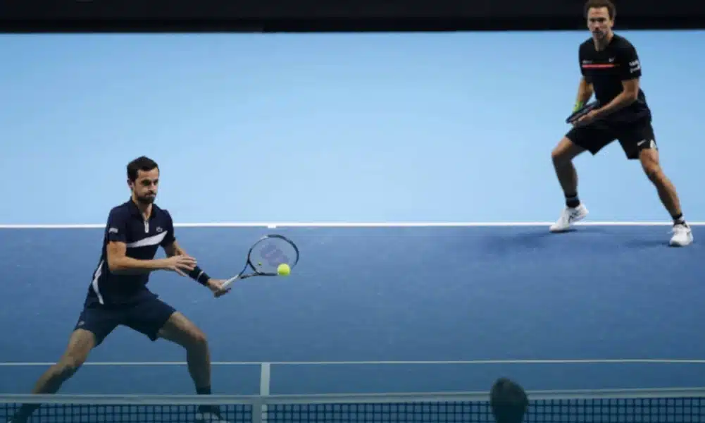 Ao contrário de Marcelo Melo que, ao lado do polonês Lukasz Kubot, estreou com derrota no ATP Finals, Bruno Soares abriu sua participação na competição com vitória nesta segunda-feira (16). O tenista brasileiro, que forma dupla com o croata Mate Pavic, derrotou a parceria entre o austríaco Jurgen Melzer e o francês Edouard Roger-Vasselin, de virada, por 2 sets a 1, parciais de 6/7 (6-8), 6/1 e 10/4, em 1h23min de confronto