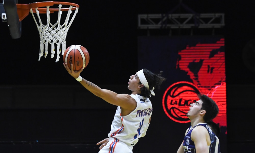 O armador Caio Pacheco foi determinante na primeira vitória do Weber Bahía Estudiantes na Liga Argentina de basquete masculino. Com 21 pontos, o brasileiro foi o cestinha da partida em que seu clube bateu o Peñarol, por 83 a 78, no ginásio Obras Sanitarias de la Nación. Antes desse confronto, os clubes tinham disputado quatro jogos e o time do camisa 9 aparecia na lanterna da Zona Sul. Já o rival era o vice-líder do grupo.