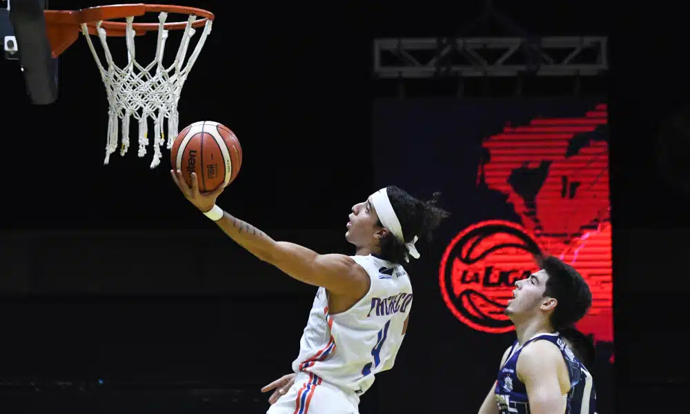 O armador Caio Pacheco foi determinante na primeira vitória do Weber Bahía Estudiantes na Liga Argentina de basquete masculino. Com 21 pontos, o brasileiro foi o cestinha da partida em que seu clube bateu o Peñarol, por 83 a 78, no ginásio Obras Sanitarias de la Nación. Antes desse confronto, os clubes tinham disputado quatro jogos e o time do camisa 9 aparecia na lanterna da Zona Sul. Já o rival era o vice-líder do grupo.