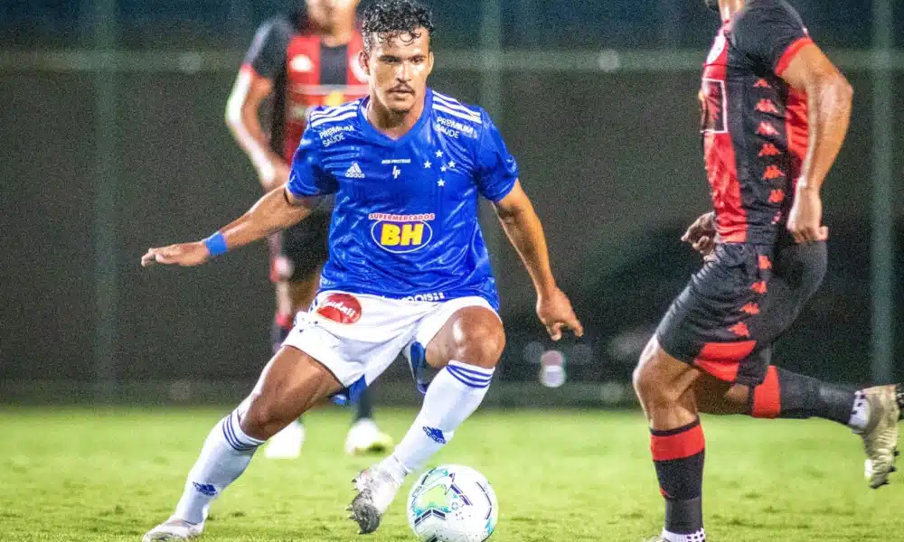No Sesc Alterosas, em Belo Horizonte, pela 14ª rodada do Brasileiro Sub-20, o Vitória foi quem desceu para o intervalo em vantagem. Na marca dos 30 minutos, Santiago disparou, carregou a bola e só parou quando balançou as redes do Cruzeiro. Já no segundo tempo, aos sete, Ítalo balançou as redes e fez o segundo do Vitória. A Raposa, no entanto, diminuiu aos 15, com David.