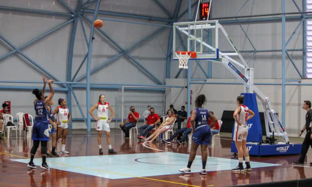 Ituano Basquete e Vera Cruz Campinas fizeram uma partida bastante equilibrada neste domingo (29). O duelo foi válido pela segunda rodada da segunda fase do Campeonato Paulista 2020 de basquete feminino. Apesar de encontrar dificuldades, o time campineiro ganhou, fora de casa, no ginásio Prudente de Moraes, por 74 a 71 e, com isso permanece invicto e na liderança da competição, com oito triunfos somando as duas etapas.