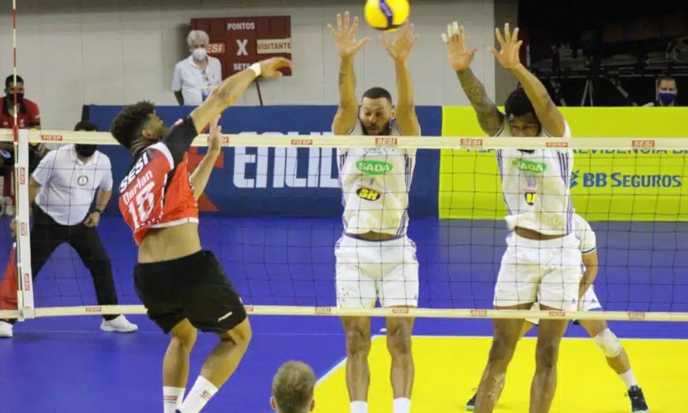 Os três times que atuaram como visitantes neste sábado (28), na abertura da sétima rodada da Superliga masculina 2020/21, ganharam suas partidas. O domínio começou com a vitória do Azulim/Gabarito/Uberlândia diante do Pacaembu Ribeirão, por 3 sets a 0. Na sequência, o Vôlei UM Itapetininga recebeu o América Montes Claros e foi derrotado: 3 a 2. Para finalizar o dia, o Sada Cruzeiro aplicou um 3 a 0 no Sesi, em São Paulo
