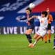 PSG vence clássico francês e assume a liderança