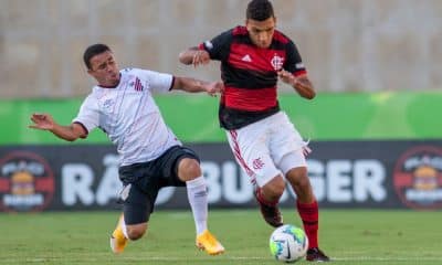 Atual campeão do Campeonato Brasileiro Sub-17, o Flamengo está de novo nas fases decisivas da competição. Nesta segunda-feira (30), os Garotos do Ninho receberam o Athletico-PR no estádio Kléber Andrade, em Cariacica (ES) no primeiro jogo da semifinal. Na ida na disputa por uma vaga na final, os clubes ficaram no empate por 0 a 0. Do outro lado da chave, o São Paulo abriu vantagem ao fazer 2 a 1 no Fluminense, no Morumbi.