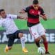 Atual campeão do Campeonato Brasileiro Sub-17, o Flamengo está de novo nas fases decisivas da competição. Nesta segunda-feira (30), os Garotos do Ninho receberam o Athletico-PR no estádio Kléber Andrade, em Cariacica (ES) no primeiro jogo da semifinal. Na ida na disputa por uma vaga na final, os clubes ficaram no empate por 0 a 0. Do outro lado da chave, o São Paulo abriu vantagem ao fazer 2 a 1 no Fluminense, no Morumbi.