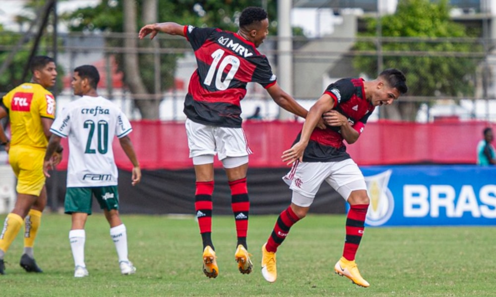 Com três vitórias seguidas no Brasileiro Sub-20, o Flamengo recebe o Ceará, que não venceu nas últimas três vezes que entrou em campo. O jogo será válido pela 11ª rodada da competição e neste domingo (8), às 15h, no estádio da Gávea, no Rio de Janeiro. Com 17 pontos, o Mengão ocupa a sexta posição. Por outro lado, o Vozão está na parte debaixo da tabela, com 11 e na 15ª colocação. Veja o ao vivo aqui pelo OTD