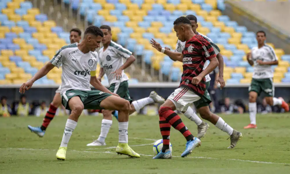 Flamengo e Palmeiras se enfrentam nesta quinta-feira (19) pelas quartas de final do Campeonato Brasileiro Sub-17. O jogo acontecerá às 15h, no estádio da Gávea, no Rio de Janeiro. Na primeira fase da competição, o Verdão terminou na liderança do Grupo A, com 22 pontos. Já a equipe Rubro-Negra acabou a etapa de classificação na quarta posição do B, com 16. Confira o ao vivo pelo OTD