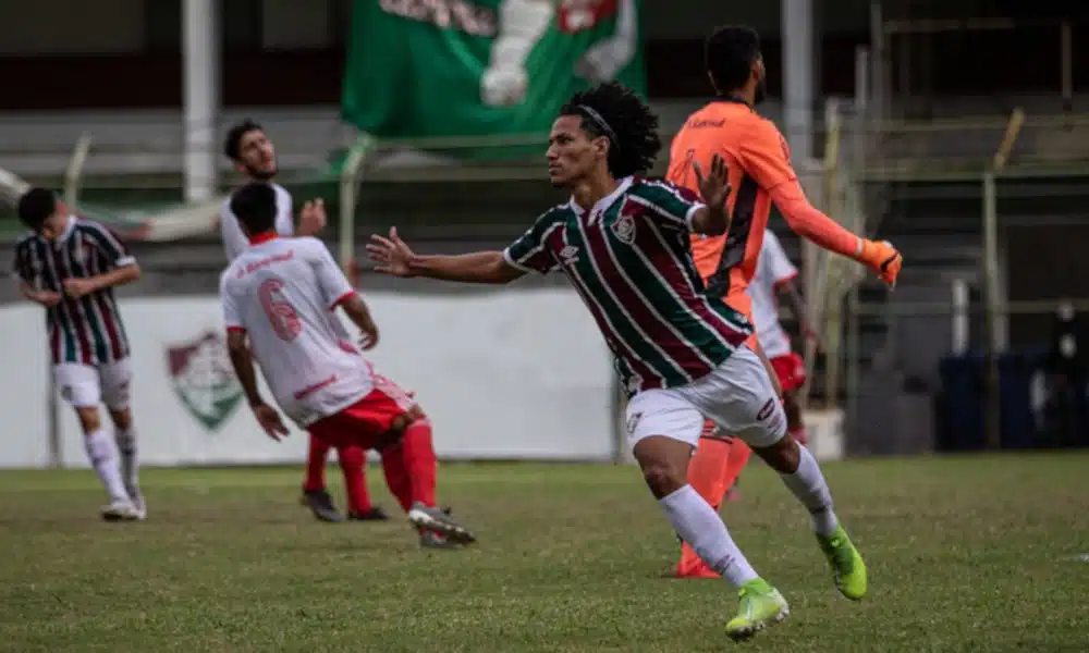 A rede balançou bastante nesta tarde de domingo (1) no Campeonato Brasileiro Sub-20. Foram sete partidas com 23 gols marcados. E a nona rodada da competição teve troca na liderança, já que o Corinthians, que estava em primeiro, foi derrotado pelo Vitória, fora de casa, por 2 a 1, e o Fluminense, que era o segundo, assumiu o topo da tabela ao superar o Internacional, como mandante, 1 a 0