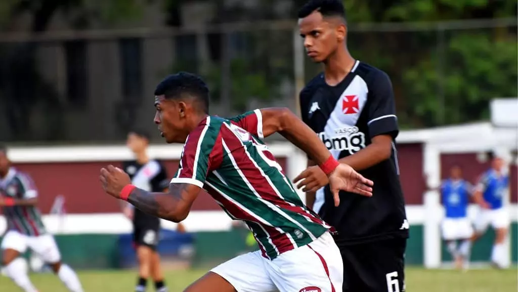 A 14ª rodada do Campeonato Brasileiro Sub-20 começou nesta quarta-feira (25) com nove partidas. No período da tarde, o Fluminense venceu o Vasco e assumiu a liderança, com 28 pontos, mesma pontuação que o Corinthians, segundo colocado. Botafogo, Internacional, Goiás e Sport também somaram três pontos na tabela. Já nos jogos noturnos, o Athletico goleou o Palmeiras, fora de casa, e subiu para a terceira posição, e o Vitória superou o Cruzeiro, também como visitante
