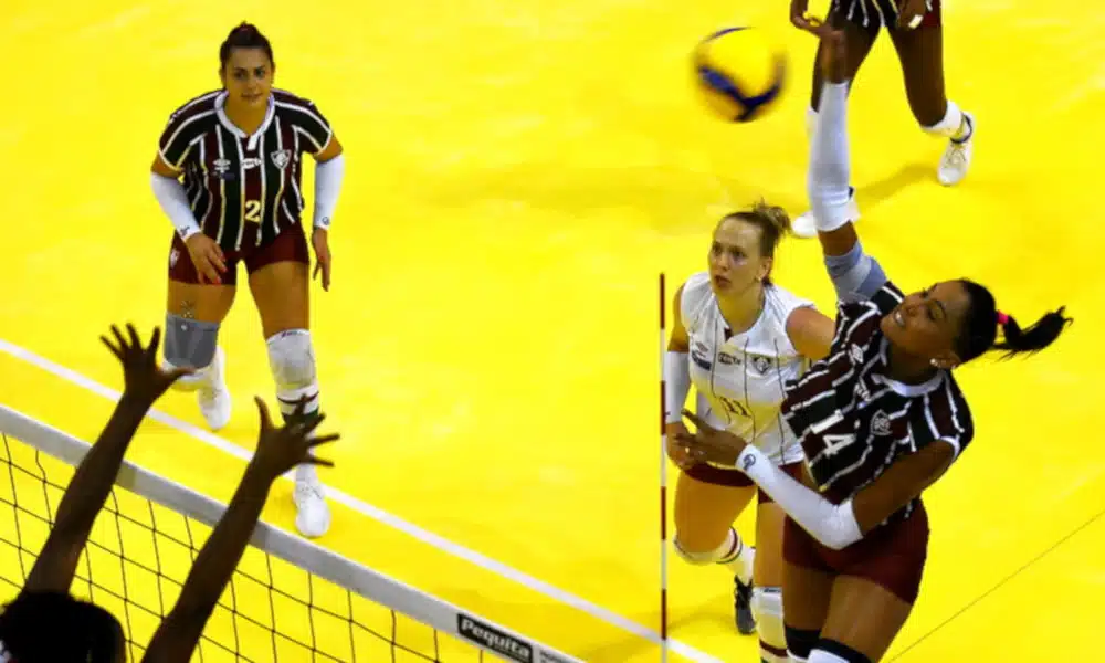 O Fluminense recebe o Sesi Vôlei Bauru nesta segunda-feira (16), às 21h30, no ginásio das Laranjeiras, no Rio de Janeiro, pela terceira rodada do primeiro turno da Superliga feminina 2020/21, em jogo fechado ao público. As duas equipes passam por momentos diferentes na competição, já que o Tricolor foi derrotado nas duas partidas que disputou e o time comandado pelo técnico Rubinho ganhou seus dois compromissos. Veja o ao vivo pelo OTD