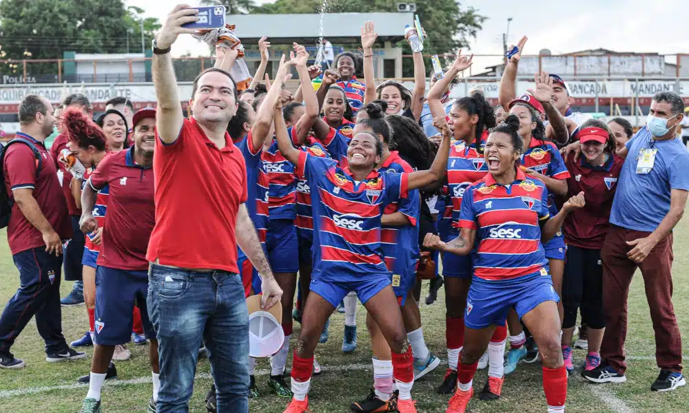 Os oito melhores times do Campeonato Brasileiro Feminino da A-2 já estão definidos. Neste fim de semana, Fortaleza, Bahia, Real Brasília, Tiradentes, Juventus, Napoli-SC, Botafogo e Ceará superaram seus adversários e se garantiram nas quartas de final da competição. Os confrontos que decidem as quatro equipes que subirão para a elite do futebol nacional começam no próximo domingo (6)