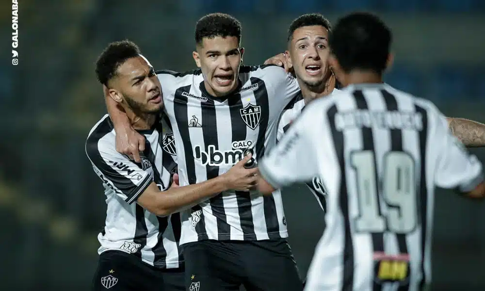 Atlético-MG e Flamengo jogaram no estádio Sesc Alterosas, em Belo Horizonte, e o time da casa ganhou, por 2 a 1. O duelo pela 14ª rodada do Brasileiro Sub-20 apresentou um primeiro tempo movimentando, com os times criando boas chances. Porém, o ritmo caiu na segunda etapa, com poucas oportunidades claras. Com o placar, o Galo sobe para a terceira posição, com 28 pontos. Já o Rubro-Negro segue em quinto, com 24