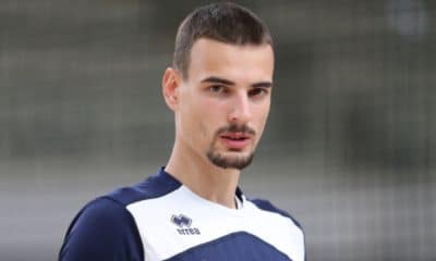 O levantador Simone Giannelli está com coronavírus. O jogador do Itas Trentino, time do brasileiro Lucarelli, sentiu alguns sintomas na terça-feira (17) e, por isso, realizou exame nesta quarta-feira (18), constatando o resultado positivo. Segundo as resoluções das autoridades sanitárias, o capitão da equipe e medalha de prata com a seleção italiana nos Jogos Olímpicos Rio-2016, de 24 anos, passará por um período de isolamento