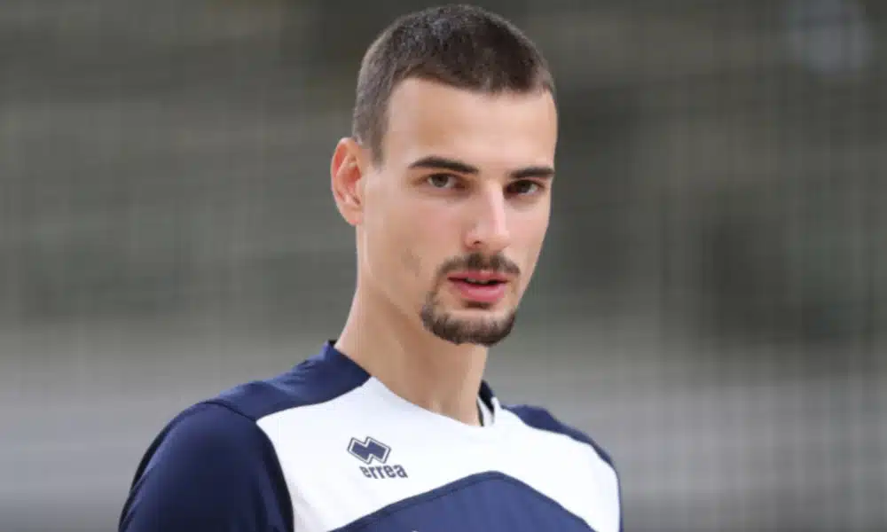 O levantador Simone Giannelli está com coronavírus. O jogador do Itas Trentino, time do brasileiro Lucarelli, sentiu alguns sintomas na terça-feira (17) e, por isso, realizou exame nesta quarta-feira (18), constatando o resultado positivo. Segundo as resoluções das autoridades sanitárias, o capitão da equipe e medalha de prata com a seleção italiana nos Jogos Olímpicos Rio-2016, de 24 anos, passará por um período de isolamento