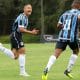Em jogo de cinco gols, o Grêmio venceu o Ceará no encerramento da primeira rodada da segunda fase do Campeonato Brasileiro de Aspirantes de 2020. A partida aconteceu nesta segunda-feira (30) no CT Hélio Dourado, em Eldorado do Sul (RS), e o Tricolor ganhou por 3 a 2, com gols de Guilherme Azevedo e Thayllon (duas vezes). Pelo lado do Vozão, Wesley balançou a rede com dois tentos nos acréscimos da segunda etapa.