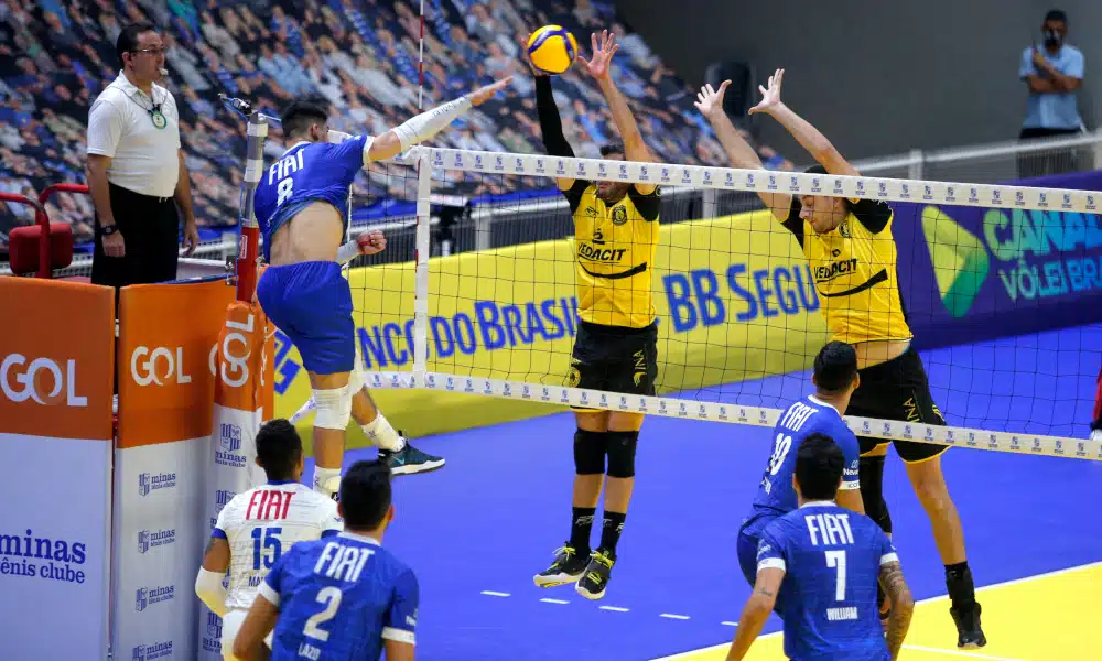 Em jogo disputado na Arena MTC, em Belo Horizonte, neste domingo (29), o Fiat/Minas foi soberano em quadra e ganhou do Vedacit Guarulhos, por 3 sets a 0, parciais de 25/21, 25/18 e 25/18, em somente 1h24min de confronto. As equipes jogaram pela sétima rodada do primeiro turno da Superliga masculina 2020/21. O ponteiro Honorato foi eleito o melhor em quadra e recebeu o troféu Viva Vôlei.