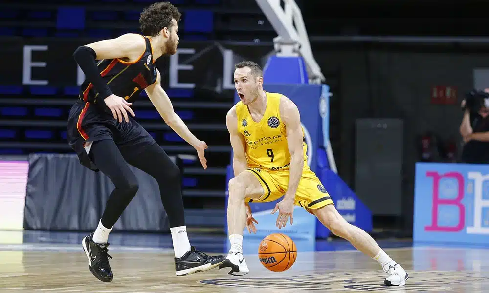O armador Marcelinho Huertas e seus companheiros do Iberostar Tenerife conquistaram mais uma vitória na Champions League de basquete masculino. Nesta sexta-feira (17), o clube espanhol recebeu o Galatasaray, da Turquia, e venceu por 85 a 72. O brasileiro ficou em quadra por quase 18 minutos, período em que marcou nove pontos e deu seis assistências