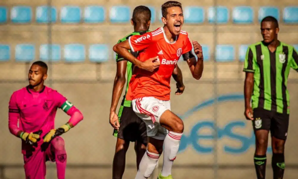 O estádio Sesc Alterosas, em Belo Horizonte, recebeu o embate América-MG e Internacional, com triunfo dos visitantes, por 1 a 0. Com o resultado pelo Campeonato Brasileiro Sub-20, o Colorado aparece na décima posição, com 20 pontos, e se aproxima do G8. Já o Coelho ocupa o 15º lugar, com 15. Na 15ª rodada, o clube gaúcho recebe o Cruzeiro, no sábado (28), às 15h, no CT Alvorada. Já o time mineiro visita o Athletico, no mesmo dia e horário, no CT do Cajú