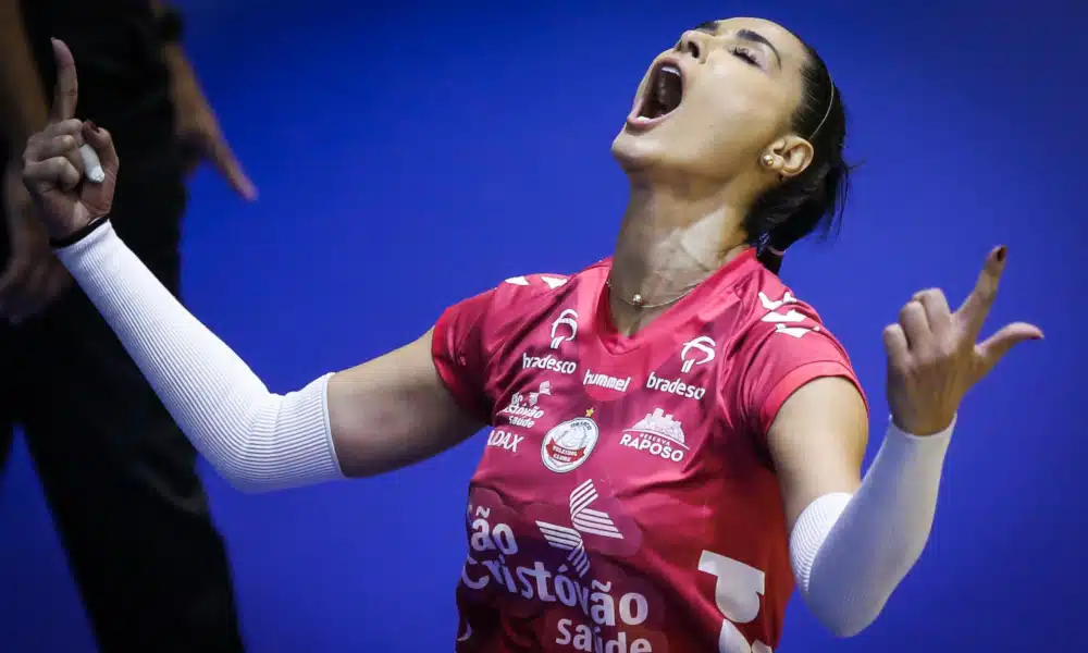 Protagonistas, os atletas e seus posicionamentos são importantes em relação aos assuntos de seus esportes. No vôlei, a CBV (Confederação Brasileira de Voleibol) fez uma mudança no piso da quadra para as competições nacionais de 2020/21. Após o uso no Super Vôlei e na Supercopa, o novo solo segue na Superliga. Nesta segunda-feira (17), a bicampeã olímpica Jaqueline usou seu Instagram abordar esse tema