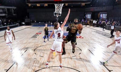 A temporada 2020/21 da NBA já tem data para começar. Em reunião com os dirigentes da liga, a NBPA (Associação Nacional de Jogadores de Basquete dos Estados Unidos) concordou com o início dos jogos no dia 22 de dezembro e aprovou também um calendário reduzido com a realização de 72 partidas. A divulgação do primeiro dia da competição aconteceu por meio de uma votação formal de representantes dos atletas, informou a NBPA.