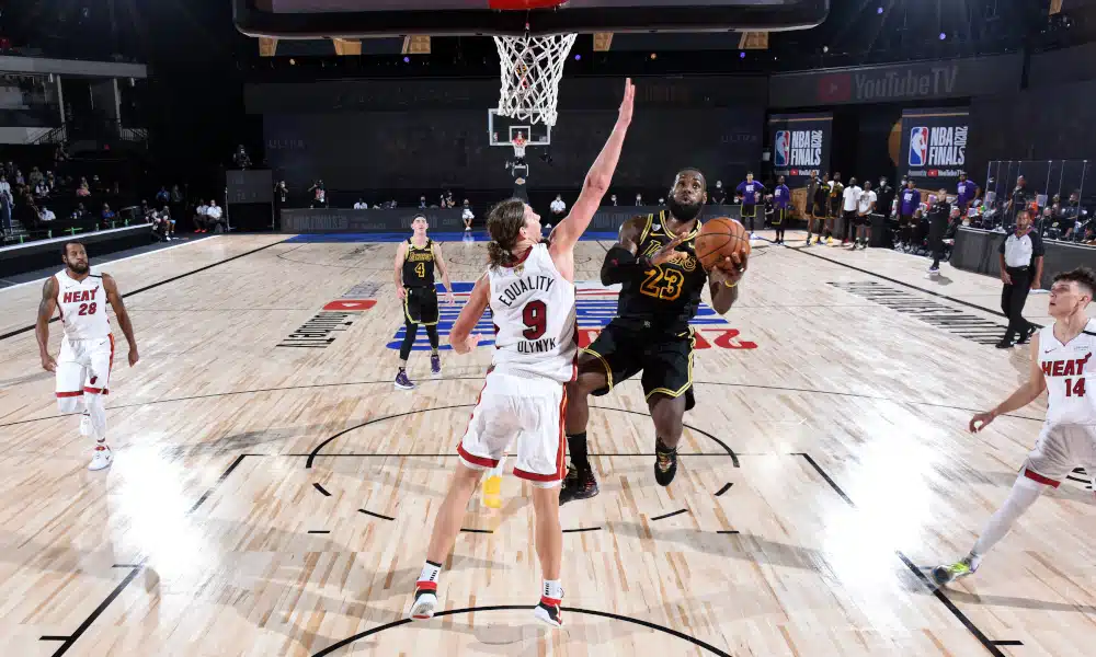 A temporada 2020/21 da NBA já tem data para começar. Em reunião com os dirigentes da liga, a NBPA (Associação Nacional de Jogadores de Basquete dos Estados Unidos) concordou com o início dos jogos no dia 22 de dezembro e aprovou também um calendário reduzido com a realização de 72 partidas. A divulgação do primeiro dia da competição aconteceu por meio de uma votação formal de representantes dos atletas, informou a NBPA.