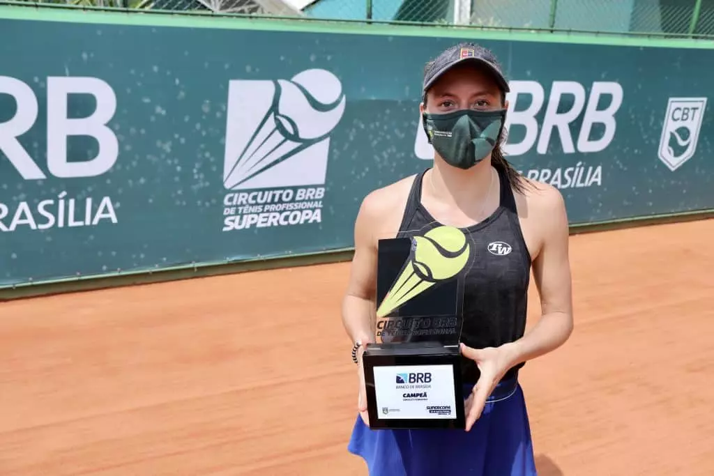 Luisa Stefani e Igor Marcondes fizeram o serviço completo na Supercopa BRB de Tênis. Depois de conquistarem os títulos no torneio de duplas, os dois também foram os campeões na disputa de simples. O evento, organizado pela CBT (Confederação Brasileira de Tênis), foi realizado no Iate Clube de Brasília