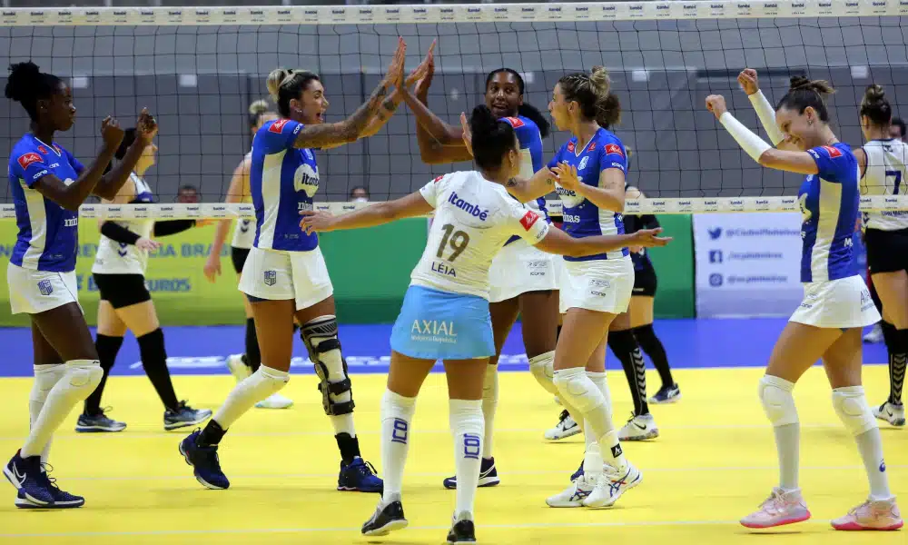 O Itambé/Minas ganhou do Pinheiros nesta sexta-feira (13) com quatro atletas alcançando dois dígitos na pontuação. Na estreia pela Superliga 2020/21 em Belo Horizonte, o time mineiro marcou 3 sets a 1, parciais de 25/19, 21/25, 25/18 e 25/17. A americana Megan fez 17 pontos e foi a maior pontuadora do jogo. Além dela, a central Thaísa, com 15, e Dani Cuttino, oposto, e Pri Daroit, ponteira, ambas com 13, também foram efetivas