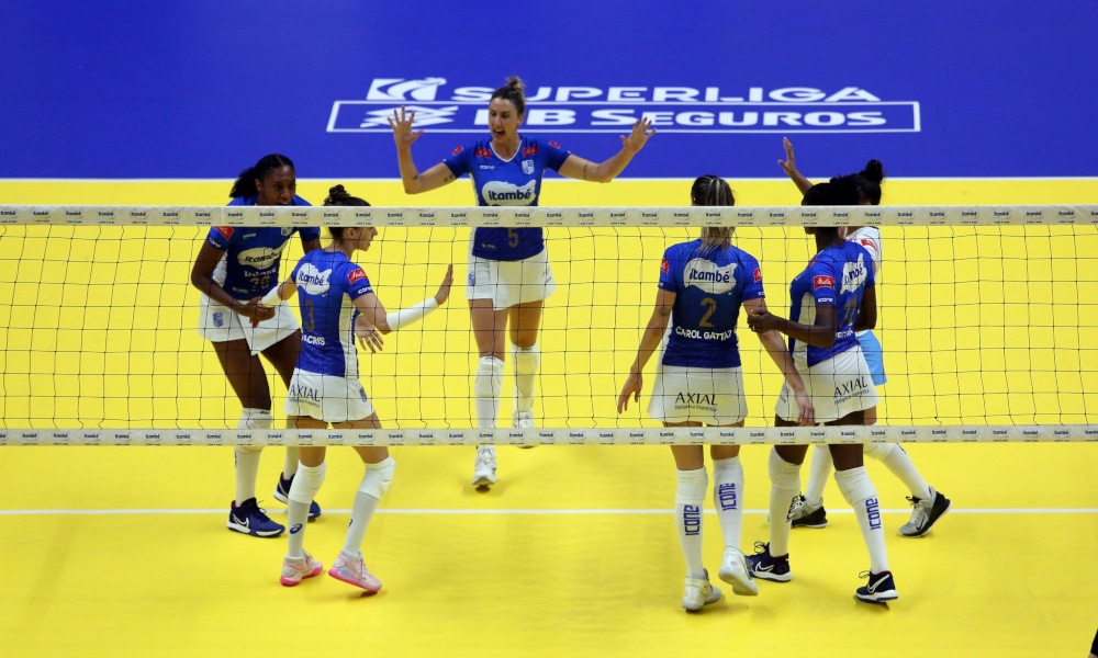 Quatro jogos agitaram a sexta-feira (13) pela segunda rodada da Superliga feminina 2020/21. E os favoritos venceram, com triunfos de Osasco/São Cristóvão Saúde, Itambé/Minas, Dentil/Praia Clube e São Paulo/Barueri. Com isso, os times chegaram aos seis pontos, com duas vitórias. O time de Uberlândia lidera nos critérios de desempate, seguido pelo rival mineiro, por José Roberto Guimarães e suas atletas e pela equipe osasquense