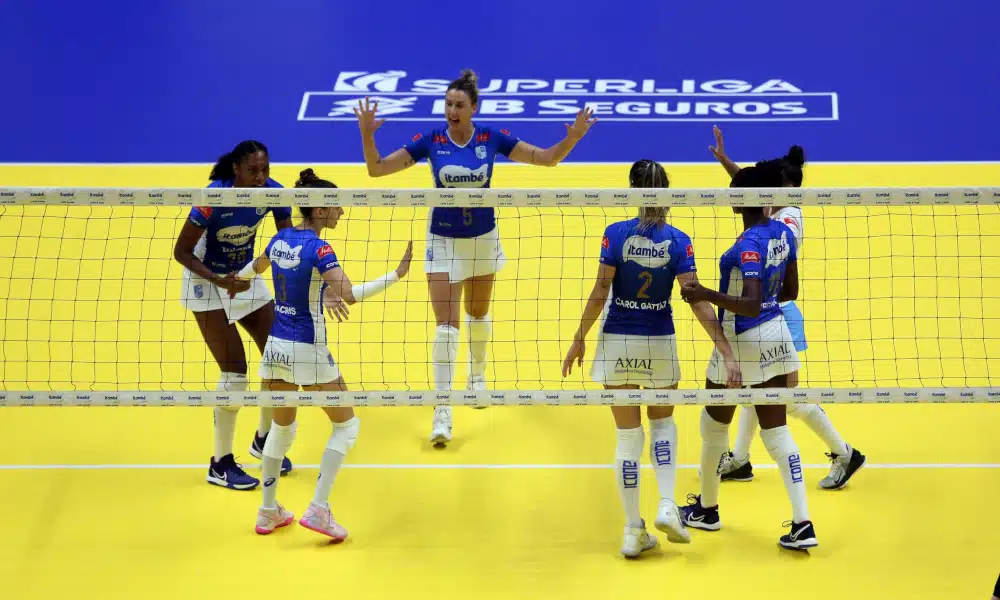 Quatro jogos agitaram a sexta-feira (13) pela segunda rodada da Superliga feminina 2020/21. E os favoritos venceram, com triunfos de Osasco/São Cristóvão Saúde, Itambé/Minas, Dentil/Praia Clube e São Paulo/Barueri. Com isso, os times chegaram aos seis pontos, com duas vitórias. O time de Uberlândia lidera nos critérios de desempate, seguido pelo rival mineiro, por José Roberto Guimarães e suas atletas e pela equipe osasquense