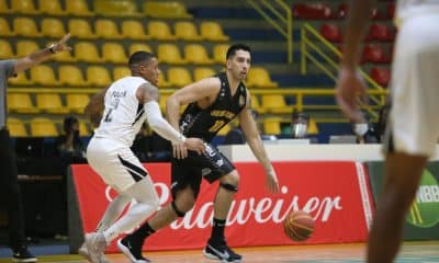 Corinthians e Mogi entraram em quadra neste sábado (28) pelo NBB (Novo Basquete Brasil) 2020/21. Em jogo realizado no ginásio Hugo Ramos, palco das partidas na sede de Mogi das Cruzes, o Timão iniciou dominante, abrindo dez pontos no primeiro período. No entanto, do segundo quarto em diante os comandados do técnico Guerrinha reagiram e viraram, conquistando a vitória por 87 a 81