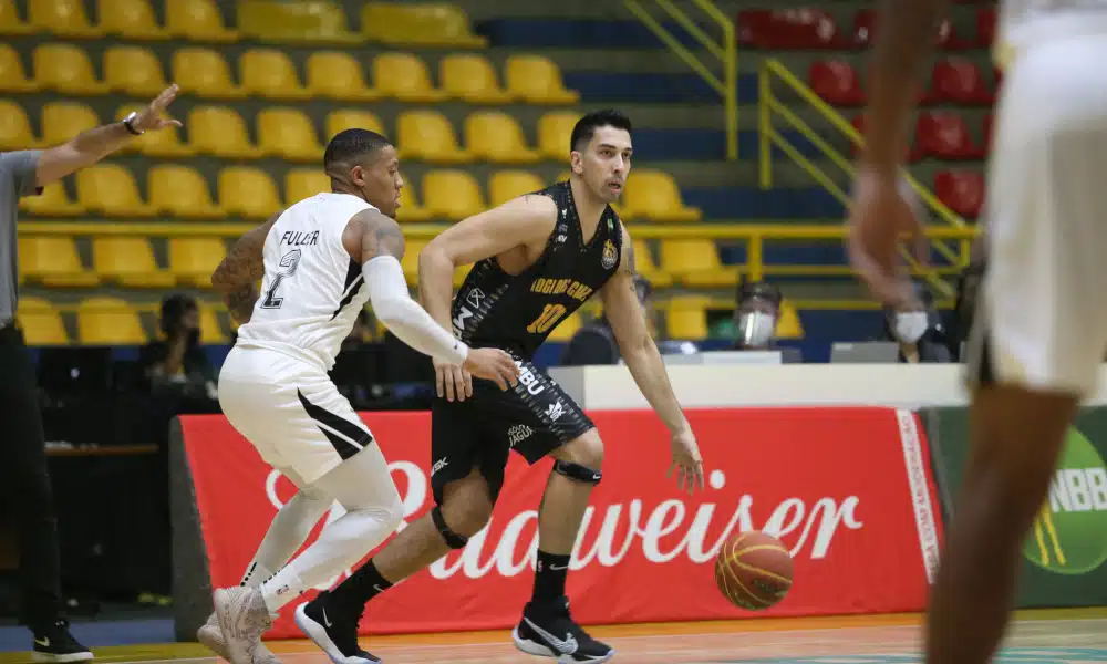 Corinthians e Mogi entraram em quadra neste sábado (28) pelo NBB (Novo Basquete Brasil) 2020/21. Em jogo realizado no ginásio Hugo Ramos, palco das partidas na sede de Mogi das Cruzes, o Timão iniciou dominante, abrindo dez pontos no primeiro período. No entanto, do segundo quarto em diante os comandados do técnico Guerrinha reagiram e viraram, conquistando a vitória por 87 a 81