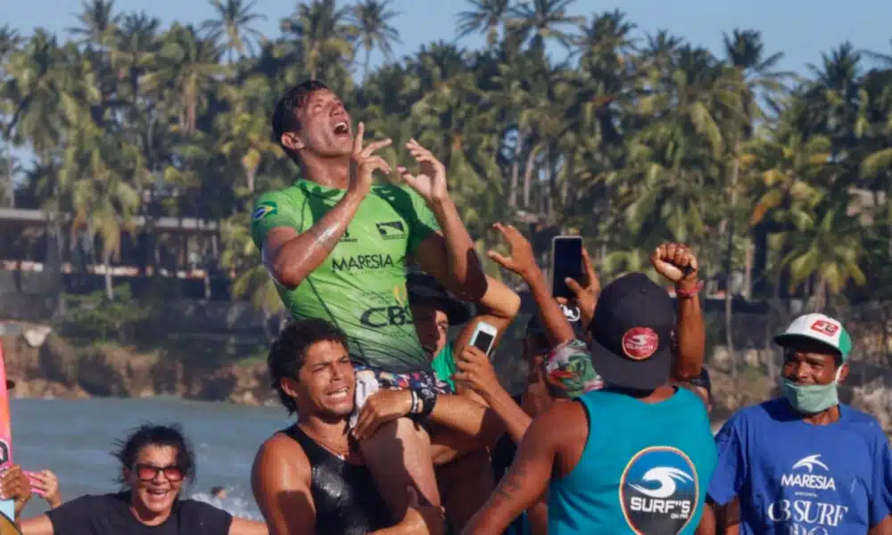 O paraense Nayson Costa é o vencedor da 2ª etapa do Circuito Brasileiro de Surfe Profissional, finalizada nesta sexta-feira (27). Em evento na Praia da Taíba, em São Gonçalo do Amarante, no Ceará, o surfista obteve uma conquista inédita em reviravolta emocionante nos momentos finais da bateria decisiva, superando o catarinense Ian Gouveia. O paulista Wesley Dantas foi o terceiro e o paraibano Samuel Igo ficou em quarto.