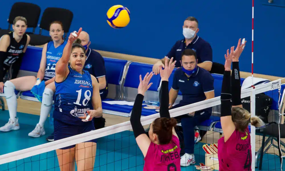 Natália foi decisiva na vitória do Dínamo Moscou em seu oitavo jogo pelo Campeonato Russo de vôlei feminino. A ponteira, que veste a camisa 18, marcou 18 pontos e foi a maior pontuadora da partida disputada nesta quinta-feira (5). Em batalha de cinco sets e com duas viradas, o clube da brasileira, em casa, venceu o Leningradka, time de São Petersburgo, por 3 sets a 2, parciais de 25/14, 19/25, 23/25, 25/19 e 15/6.