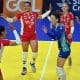 No confronto que valia a liderança provisória da Superliga feminina 2020/21, o Osasco/São Cristóvão Saúde não tomou conhecimento do Itambé/Minas e aplicou 3 sets a 0, parciais de 25/15, 25/16 e 25/20. As comandadas do técnico Luizomar tiveram como diferenciais o saque e o bloqueio. A oposto Tandara foi a maior pontuadora, com 16 pontos, e a levantadora Roberta ganhou o troféu VivaVôlei, melhor em quadra