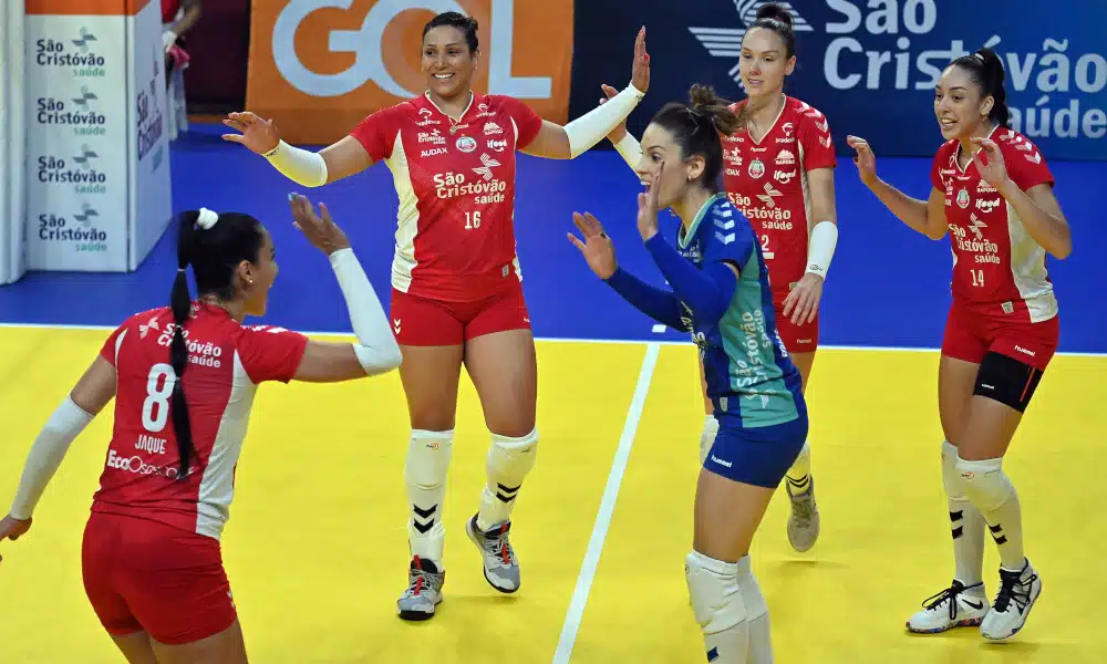 No confronto que valia a liderança provisória da Superliga feminina 2020/21, o Osasco/São Cristóvão Saúde não tomou conhecimento do Itambé/Minas e aplicou 3 sets a 0, parciais de 25/15, 25/16 e 25/20. As comandadas do técnico Luizomar tiveram como diferenciais o saque e o bloqueio. A oposto Tandara foi a maior pontuadora, com 16 pontos, e a levantadora Roberta ganhou o troféu VivaVôlei, melhor em quadra