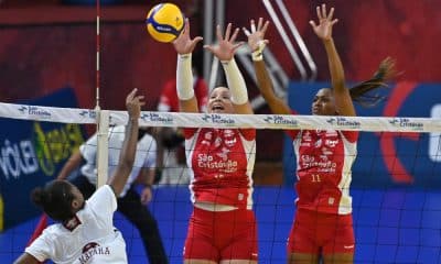 O Osasco/São Cristóvão Saúde atropelou o Fluminense, nesta sexta-feira (13), no ginásio José Liberatti, pela segunda rodada da Superliga Feminina 2020/21. A oposto Tandara marcou 17 pontos e o time treinado por Luizomar aplicou 3 sets a 0, parciais de 25/17, 25/18 e 25/21, em 1h27min de partida. Além da camisa 16, a central Camila Paracatu se destacou com 12 acertos e foi escolhida a melhor em quadra, ganhando o troféu VivaVôlei