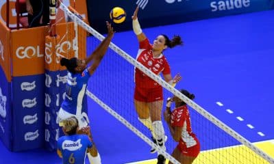 No confronto que valia a liderança provisória da Superliga feminina 2020/21, o Osasco/São Cristóvão Saúde não tomou conhecimento do Itambé/Minas e aplicou 3 sets a 0, parciais de 25/15, 25/16 e 25/20, em somente 1h12min de partida. As comandadas do técnico Luizomar tiveram como diferenciais o saque e o bloqueio. A oposto Tandara foi a maior pontuadora, com 16 pontos, e a levantadora Roberta ganhou o troféu VivaVôlei, melhor em quadra