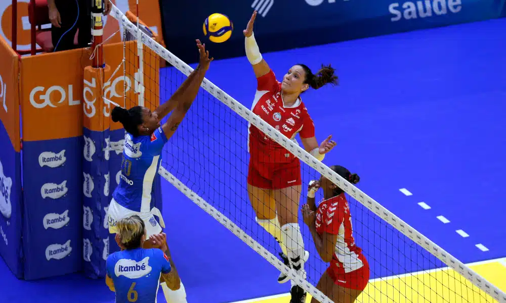 No confronto que valia a liderança provisória da Superliga feminina 2020/21, o Osasco/São Cristóvão Saúde não tomou conhecimento do Itambé/Minas e aplicou 3 sets a 0, parciais de 25/15, 25/16 e 25/20, em somente 1h12min de partida. As comandadas do técnico Luizomar tiveram como diferenciais o saque e o bloqueio. A oposto Tandara foi a maior pontuadora, com 16 pontos, e a levantadora Roberta ganhou o troféu VivaVôlei, melhor em quadra