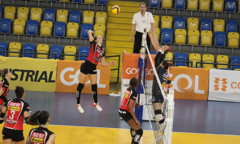 Com grande atuação da oposto Polina Rahimova, o Sesi Bauru conquistou sua quinta vitória na Superliga feminina 2020/2021 ao superar o São José dos Pinhais, fora de casa, por 3 sets a 0, parciais de 29/27, 25/17 e 25/16, em 1h25min. O duelo foi disputado nesta sexta-feira (27), no ginásio Ney Braga, e a jogadora do Azerbaijão foi a maior pontuadora do jogo, com 18 pontos, e ganhou o troféu VivaVôlei, eleita melhor em quadra