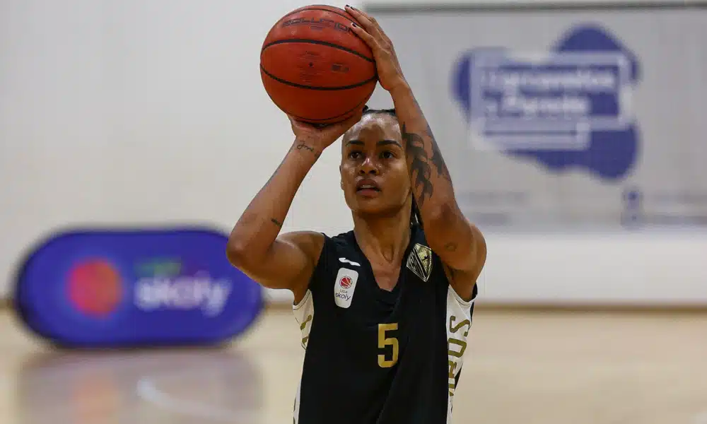 A ala Rapha Monteiro e suas companheiras do Quinta dos Lombos estão na liderança da Liga Skoiy, o Campeonato Português de basquete feminino. Em jogo isolado nesta sexta-feira (27), o time da jogadora da seleção brasileira derrotou o Guifões, como mandante, por 75 a 53, no Pavilhão Desportivo dos Lombos
