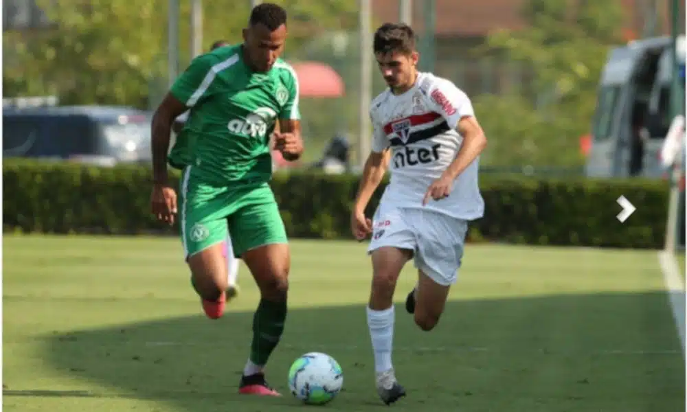 São Paulo e Chapecoense ficaram no empate por 2 a 2 em jogo válido pela 14ª rodada do Campeonato Brasileiro Sub-20. A partida foi realizada em Cotia, São Paulo, no estádio Marcelo Portugal. Com o resultado, o Tricolor Paulista permanece na sétima posição da principal competição nacional, agora com 22 pontos. Do outro lado, o time catarinense aparece na 19ª e penúltima posição, com apenas 11