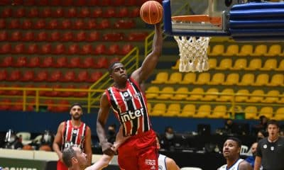 Pinheiros e São Paulo jogaram pela terceira rodada do NBB 2020/21 nesta quinta-feira (19). Assim como nas duas anteriores, o Tricolor alcançou contagem centenária, venceu e se manteve invicto na competição. Do outro lado, o time do técnico David Pelosini segue sem ganhar. O pivô Lucas Mariano foi o cestinha do jogo, com 28 pontos, no triunfo por 100 a 73, em duelo realizado na sede de Mogi das Cruzes, no ginásio Hugo Ramos