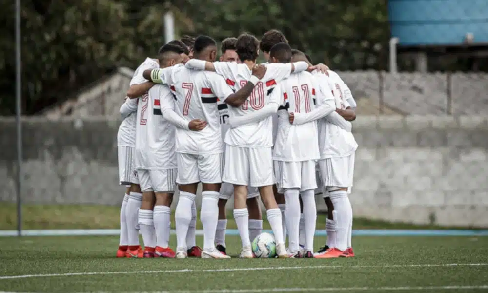 Dez jogos movimentaram a nona e última rodada da fase de classificação do Campeonato Brasileiro Sub-17 nesta terça-feira (10). Já classificados para as quartas de final, Palmeiras, Vasco, Grêmio e Corinthians venceram pelo Grupo A. Já no B, São Paulo e Flamengo ganharam e o Fluminense perdeu do Athletico-PR em confronto direto. O Verdão fechou a primeira etapa com 22 pontos, primeiro do A, e o Tricolor com 24, no topo do B