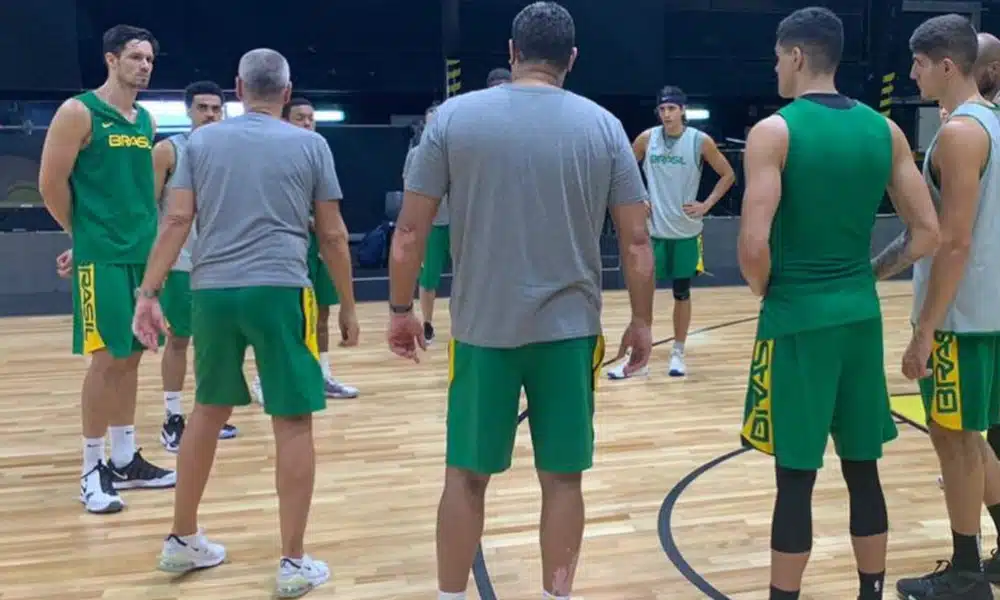 Após estrear com duas vitórias diante do Uruguai, em fevereiro deste ano, a seleção brasileira masculina de basquete volta a jogar pelas Eliminatórias da AmeriCup. A equipe do técnico Aleksandar Petrovic, que escolheu o pivô Rafa Mineiro como capitão, já fez seu primeiro treino na Argentina nesta terça-feira (24), local dos jogos contra Panamá, na sexta-feira (27), às 13h10, e Paraguai, no sábado (28), no mesmo horário