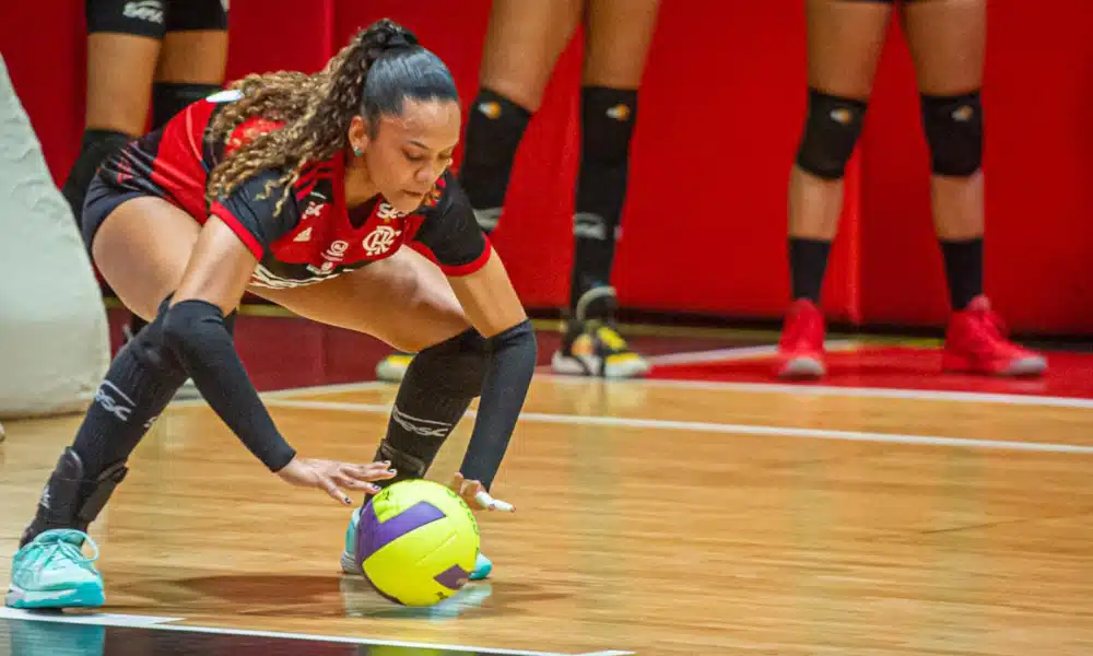 O Sesc Flamengo continua sofrendo com o coronavírus. Depois de ter dois jogos adiados na Superliga feminina 2020/21, contra Curitiba e Fluminense, o time do técnico Bernardinho não enfrentará o São Paulo/Barueri na sexta-feira (27) por causa da aparição dos casos da capitã Amanda e de Valquiria, que se juntam a Fabíola (levantadora), Roberta (central), Sabrina (oposto), Ana Cristina (ponteira) e Natinha (líbero)